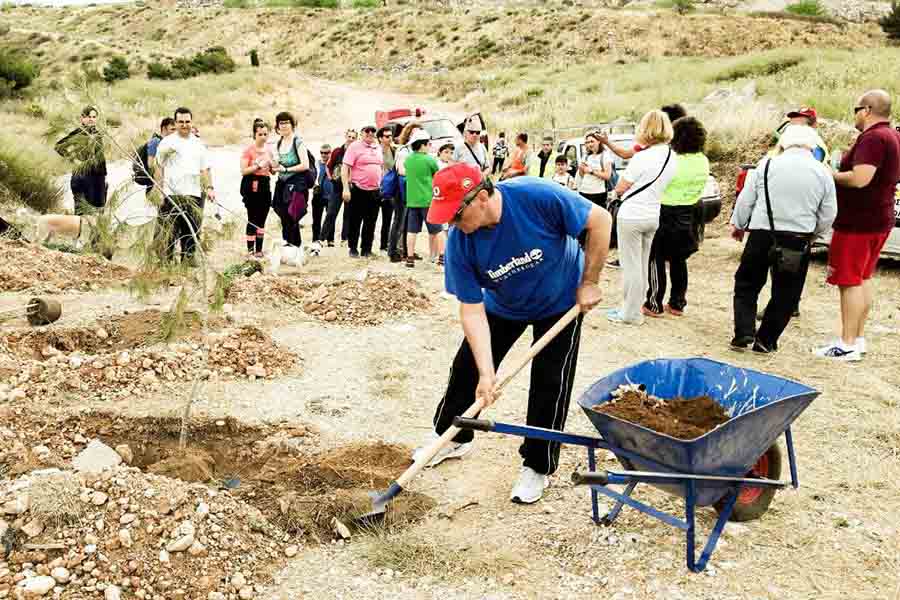 Πεζοπορία και δεντροφύτευση στα Λατομεία Μουσαμά