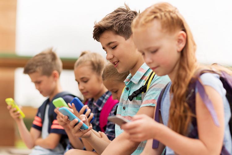 Απαγόρευση κινητών στα σχολεία με εντολή Γαβρόγλου