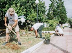 Χρώμα στην πλατεία “ΕΛΑΣ” και στον περιβάλλοντα χώρο στην περιοχή Ραδιοφωνίας έδωσε η εθελοντική ομάδα Ethelon με την συνεργασία της διεύθυνσης καθαριότητας του δήμου Ιλίου την Κυριακή 24 Ιουνίου 2018, με παρέμβαση στον χώρο και δεντροφυτεύσεις.