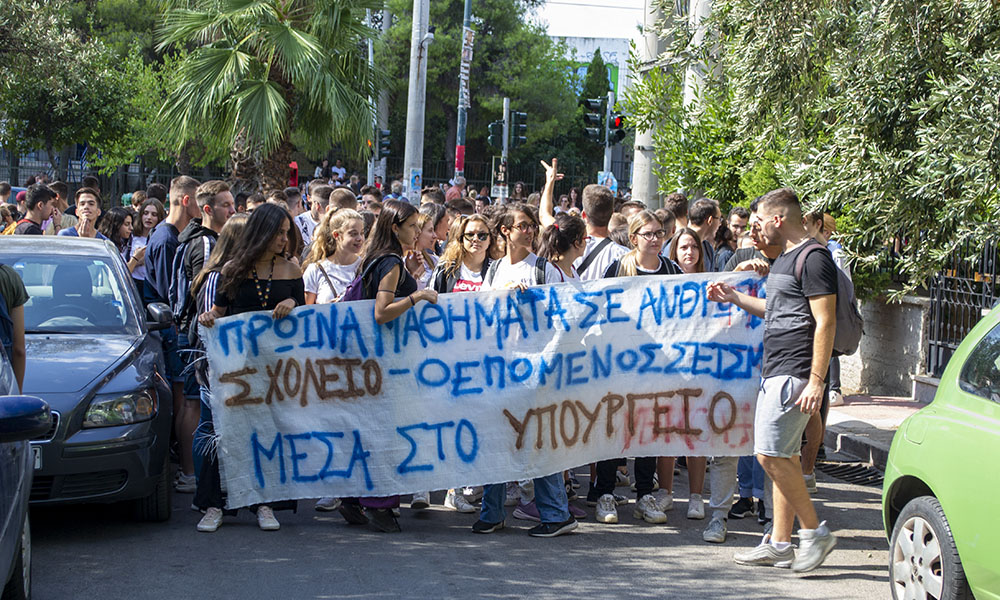 ΠΟΡΕΙΑ ΣΤΟ ΔΗΜΑΡΧΕΙΟ ΠΕΤΡΟΥΠΟΛΗΣ ΓΙΑ ΤΟ 2ο ΛΥΚΕΙΟ [VIDEO]