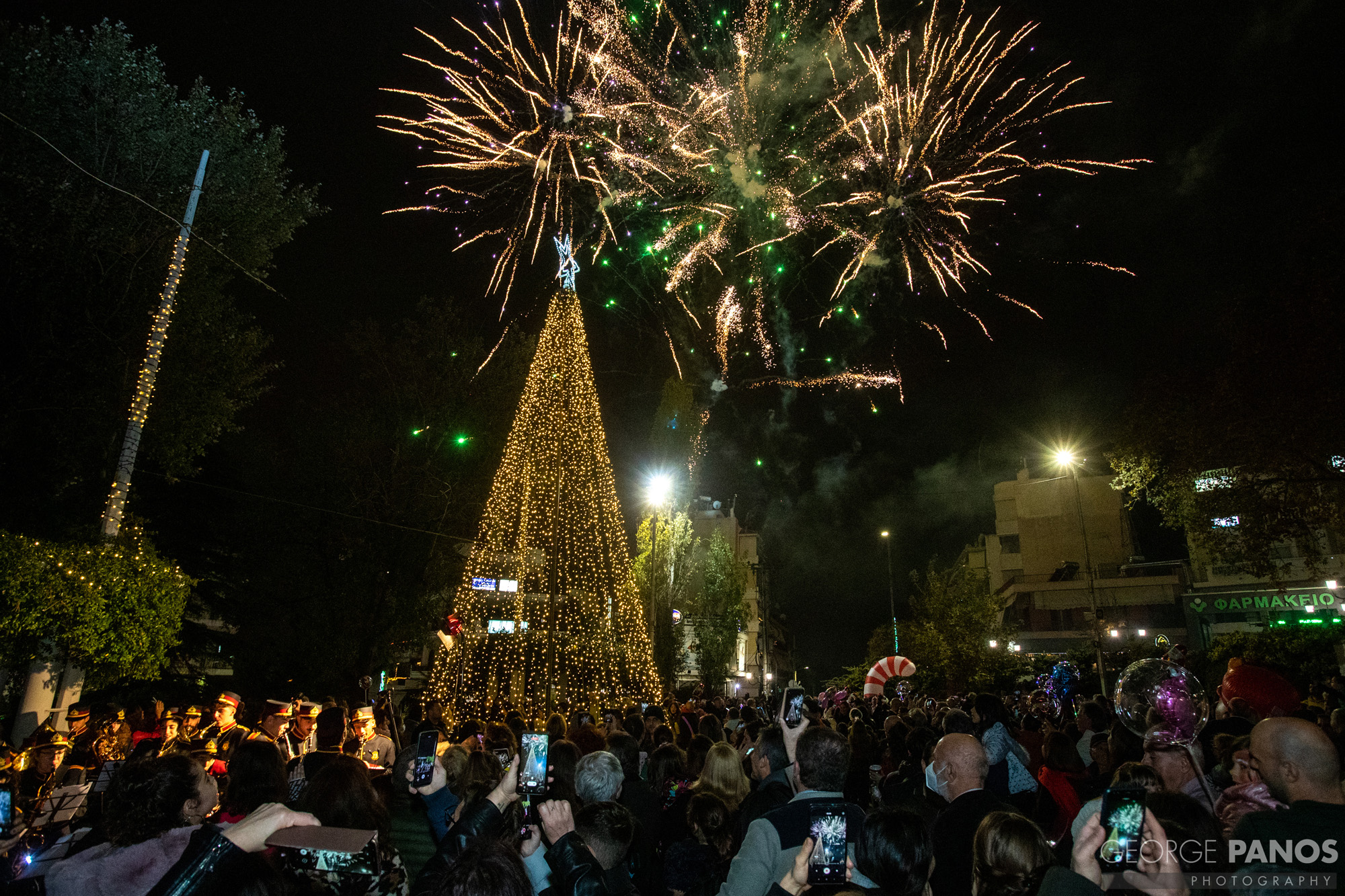 ΠΕΤΡΟΥΠΟΛΗ: ΦΩΤΑΓΩΓΗΘΗΚΕ ΤΟ ΧΡΙΣΤΟΥΓΕΝΝΙΑΤΙΚΟ ΔΕΝΔΡΟ