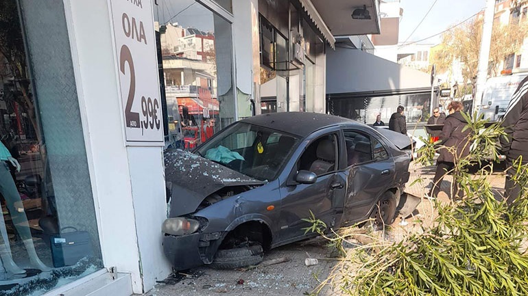 ΠΕΤΡΟΥΠΟΛΗ: ΕΝΑ ΤΡΟΧΑΙΟ ΜΕ ΠΟΛΛΑ ΣΕΝΑΡΙΑ ΣΤΗΝ 25ης ΜΑΡΤΙΟΥ [upd]