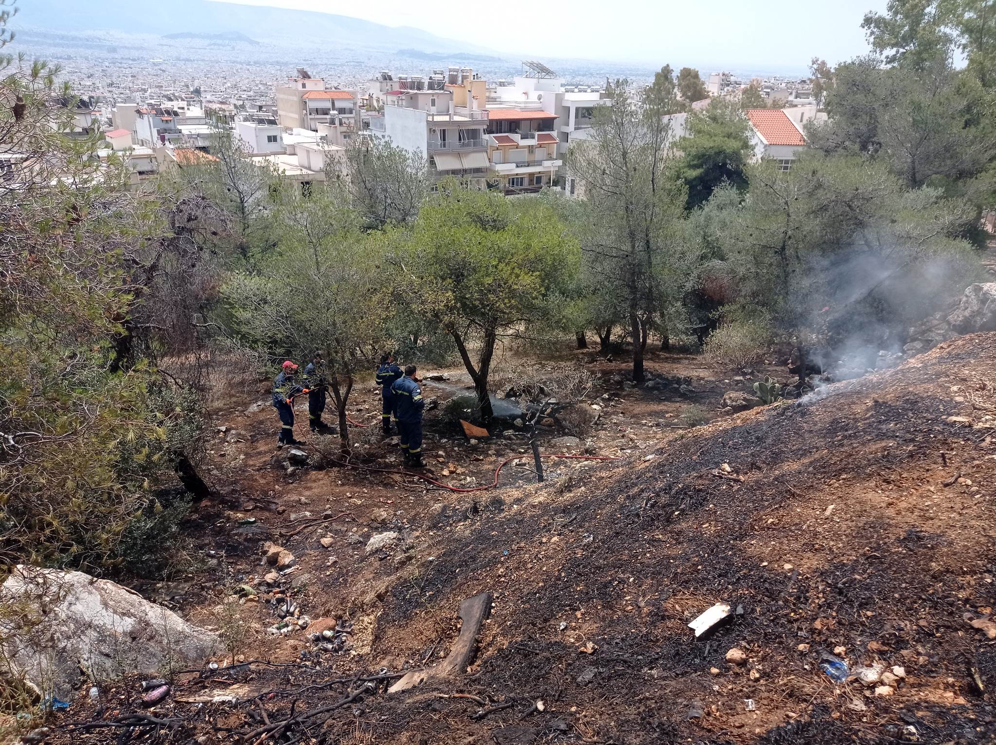 Νεαροί με πυροτεχνήματα επιχείρησαν εμπρησμό στο Θέατρο Πέτρας